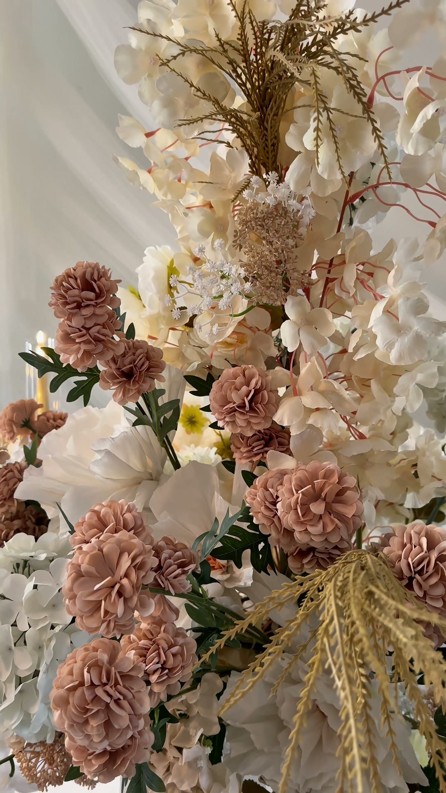 Detail van zijdebloemen in oudroze en wit