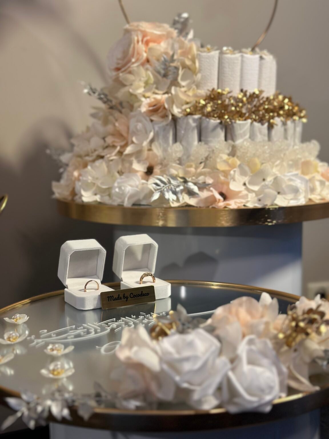 Ringdoosjes op de gegraveerde spiegel met bloemen eromheen