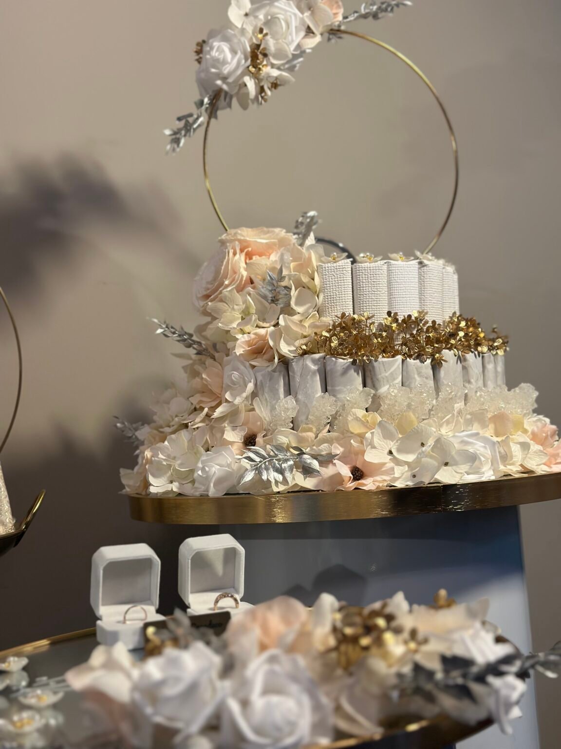 Shirni tray met zoetigheden en bloemen in wit, creme en goud