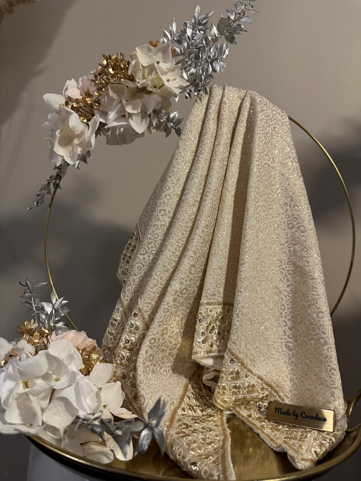 Detail van het bloemwerk en de gouden doek van de shirni tray
